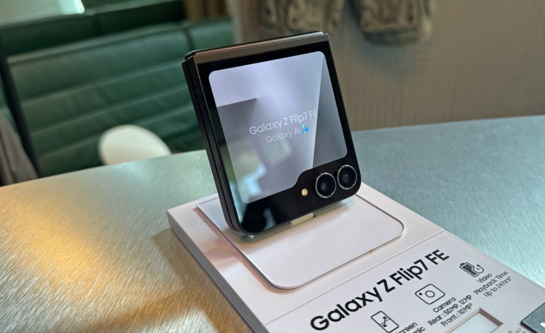 Hình ảnh cho danh mục Galaxy Z Flip7 FE có gì mới? 10 nâng cấp đáng giá nhất trên smartphone gập gọn tay - vừa ví